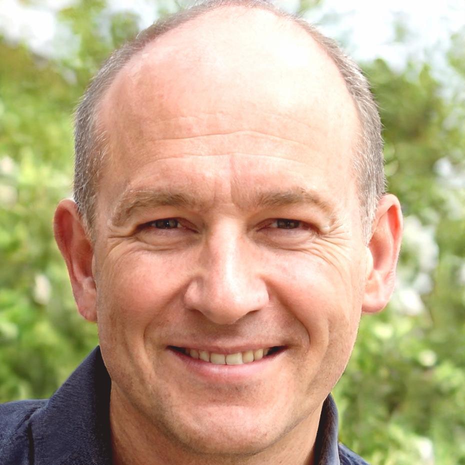 Partecipante sorridente durante un incontro di gruppo mindfulness